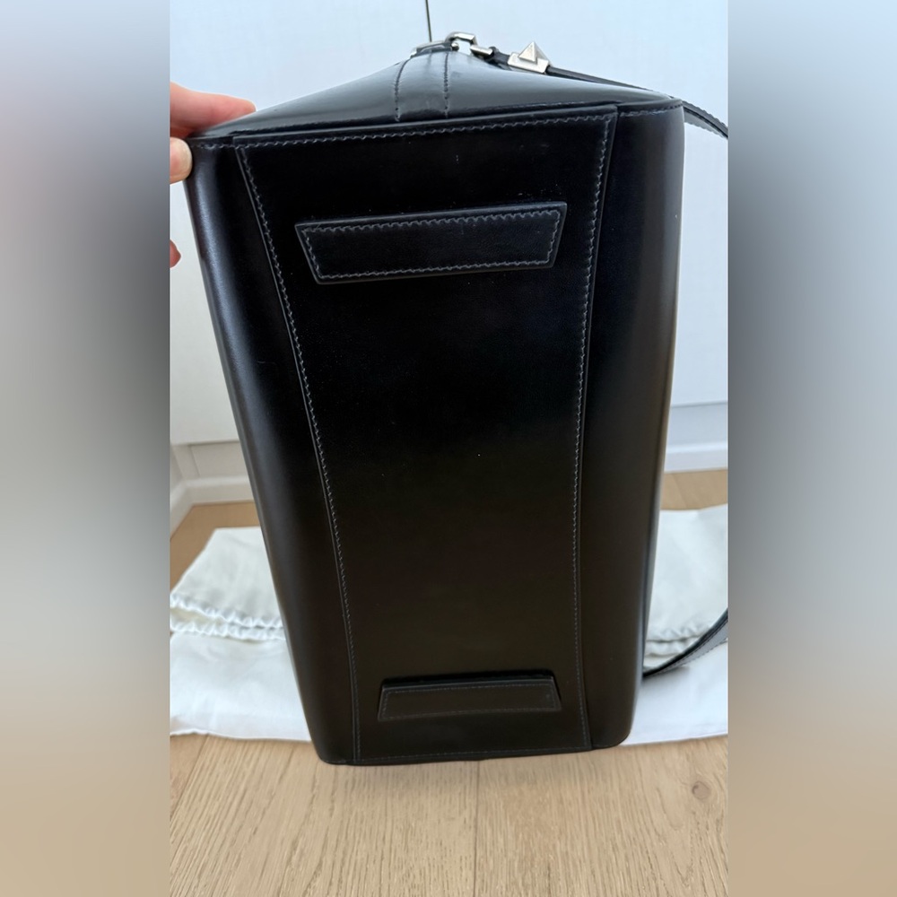 🖤 GIVENCHY Antigona Medium Leather Tote - Picture 9 of 11